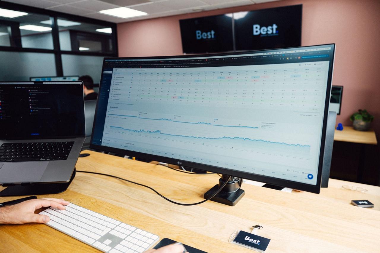 Blik op monitor staande op een houden bureau toont data-informatie.